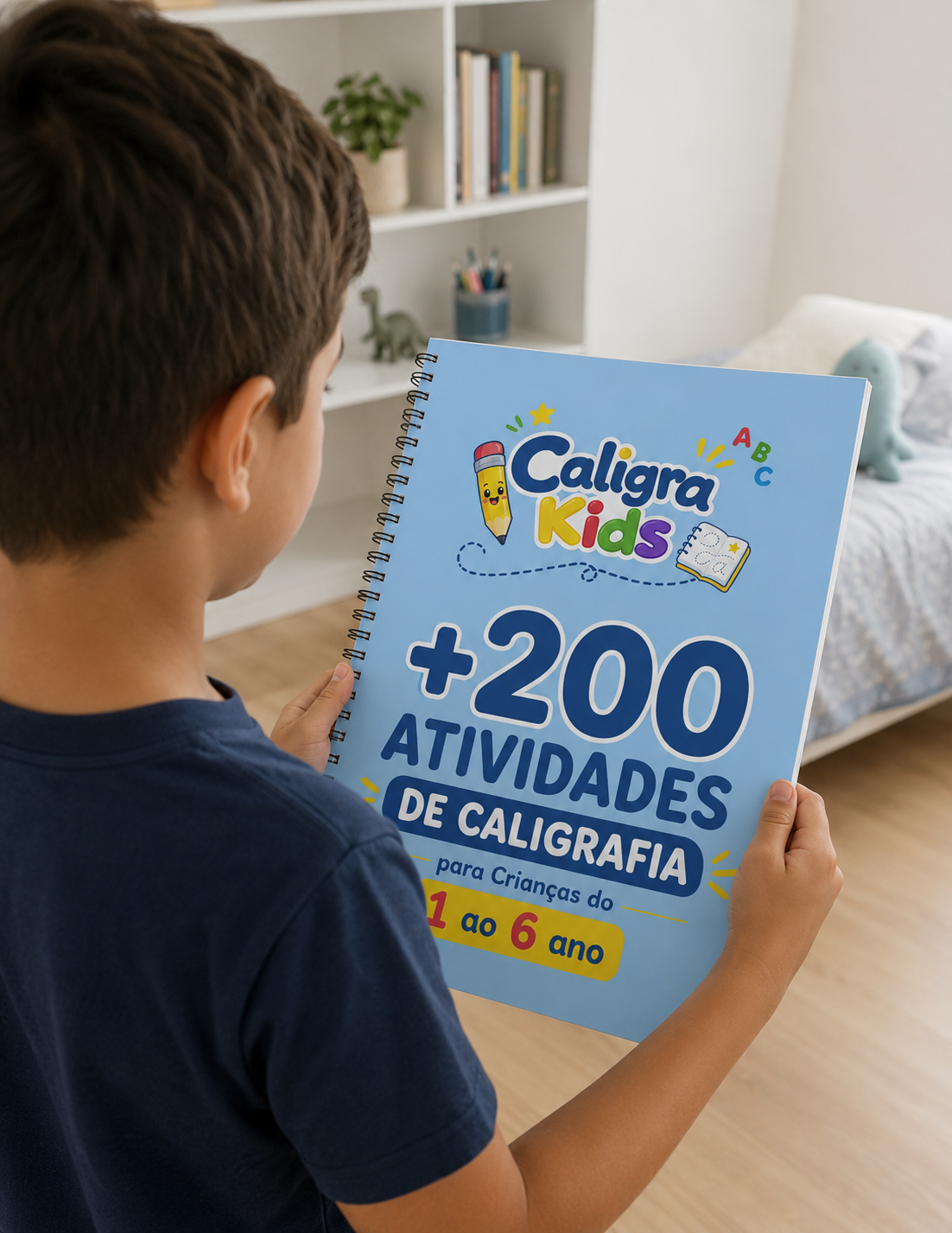 Criança segurando o material +200 Atividades de Caligrafia